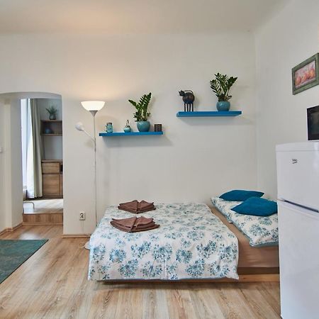 Nice Home To Stay At Prague Close To Castle With Terrace And Garden Extérieur photo